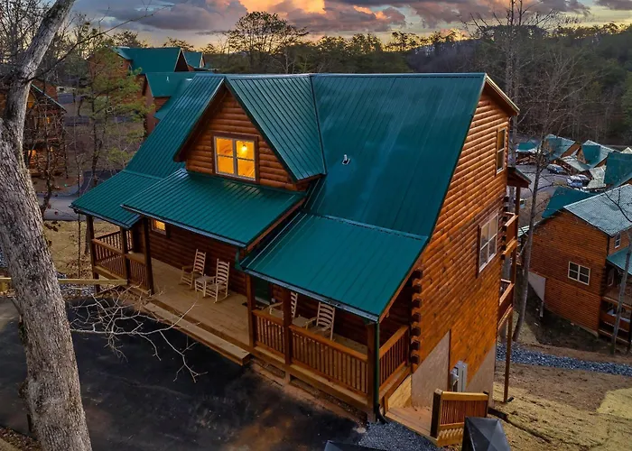 Happy Bear Lodge - 1 Mile To Parkway - Hot Tub, Pool Table & Theater! Pigeon Forge